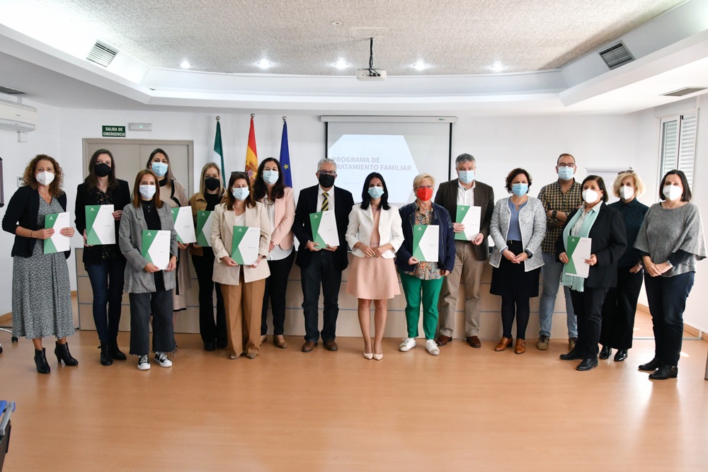 25042022-tomares_renueva_con_la_junta_el_convenio_para_su_programa_de_tratamiento_familiar_1